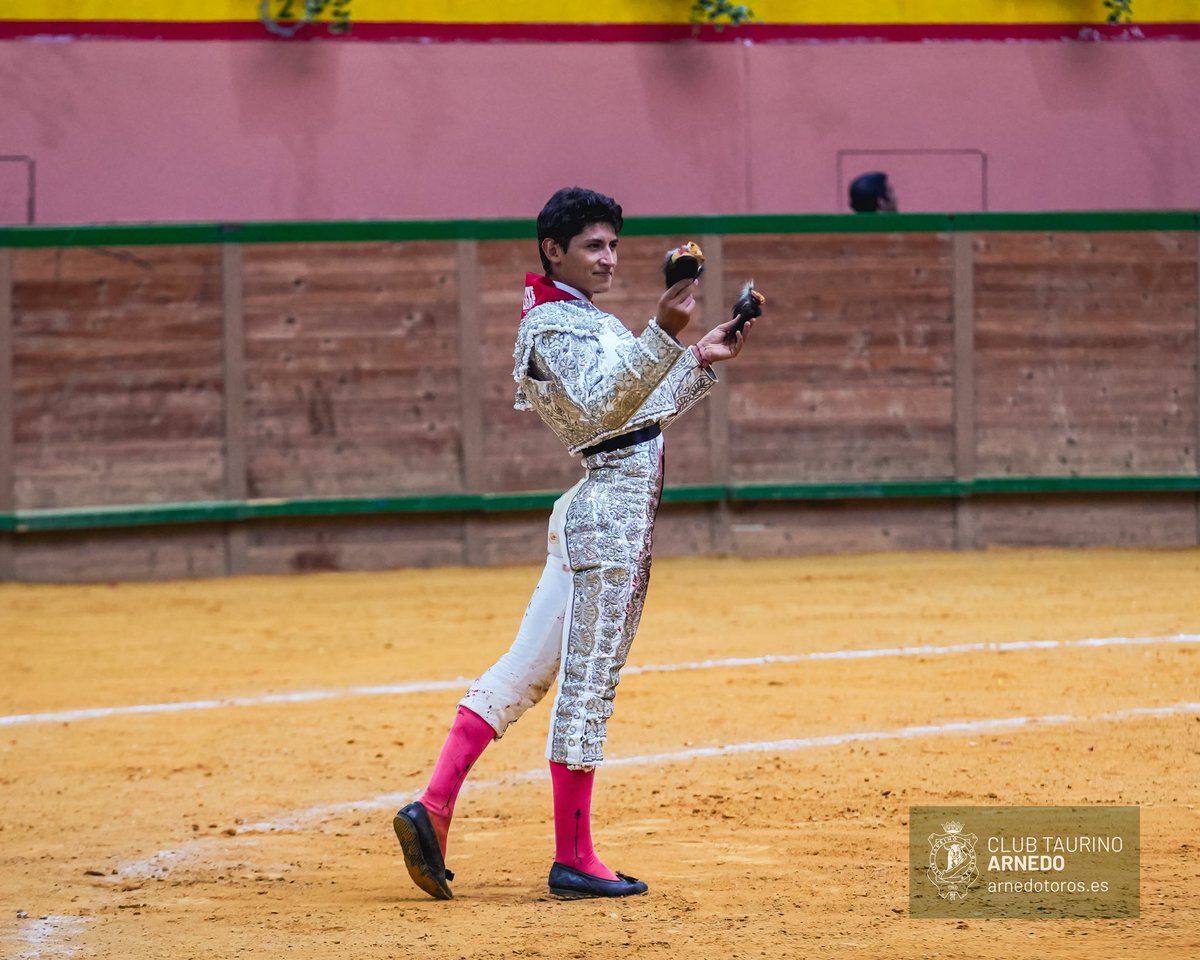 clubtaurino's tweet photo. [ 📝 𝟰º 𝗡𝗢𝗩𝗜𝗟𝗟𝗢 ]

Dos orejas para Emiliano Osornio en el cuarto novillo de la tarde

Vuelta al ruedo para Cabrero de El Montecillo

#ZapatoDeOro https://t.co/snCciNwhlS
