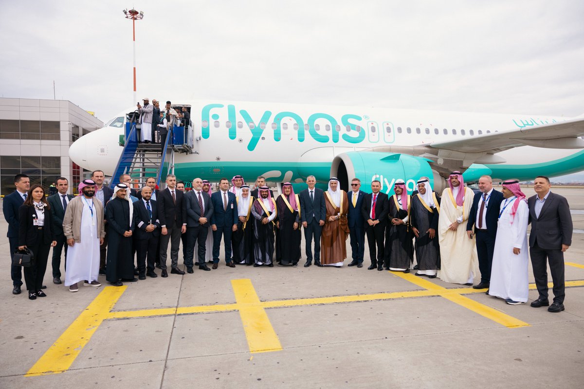 AviationWG's tweet photo. طيران ناس يدشن مسار أوروبي جديد من جدة..

دشن طيران ناس اليوم أولى رحلاته بين جدة وبريشتينا عاصمة كوسوفو، وذلك بحضور سفارتي البلدين.

المسار الجديد إلى مطار آدم يشاري الدولي PRN 🇽🇰 سيتم تشغيله بواقع 3 رحلات أسبوعية.

سيكون هذا المسار بوابة للمسلمين في كوسوفو وبقية دول البلقان إلى المشاعر المقدسة، كما سيمكنهم من استكشاف المملكة ومعالمها السياحية المميزة.