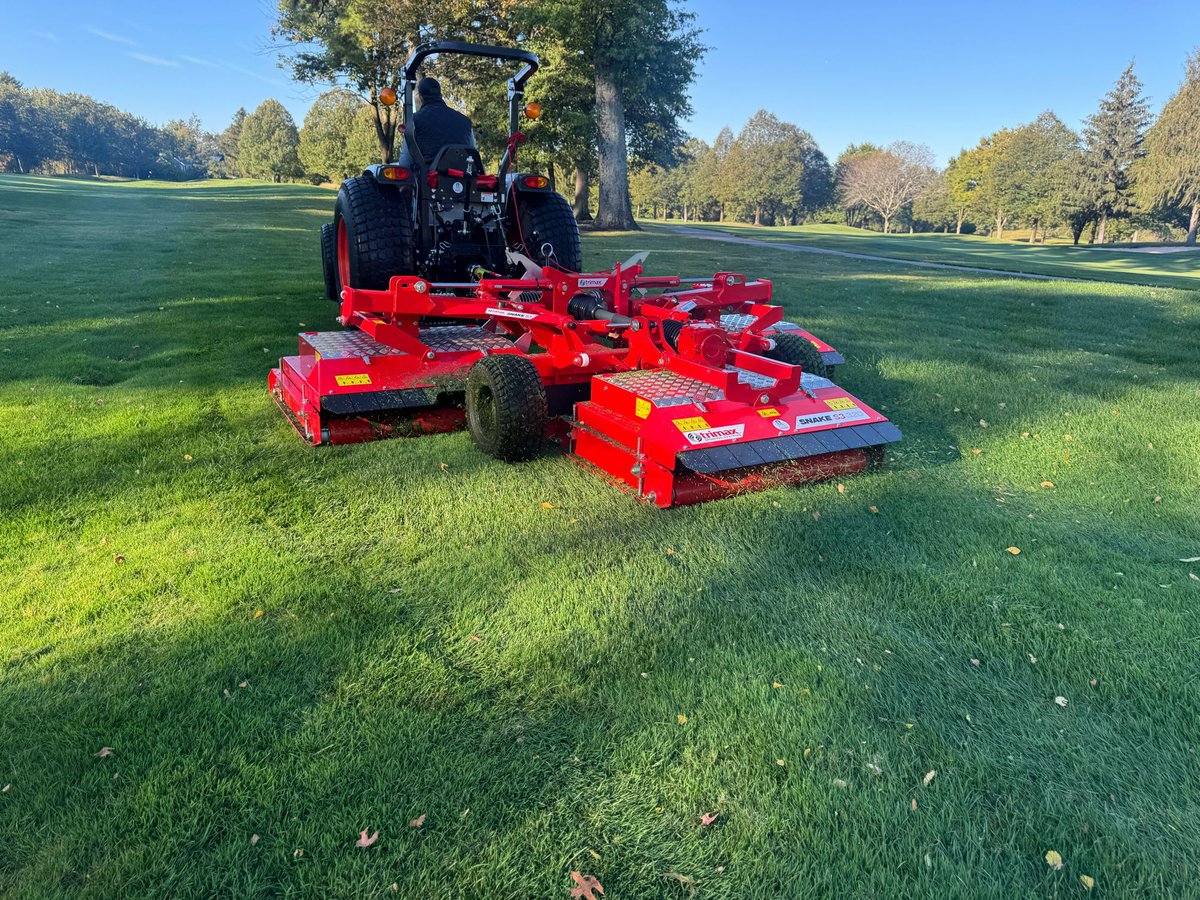 Omega_Turf's tweet image. Our first Trimax demo in the books! Check out the Trimax Snake S3 showing off. 

Power, quiet, efficient! Call us to demo it at your course! 

☎️ 1-855-CUT-4-LIFE

#TurfCare #PoweringPerformance