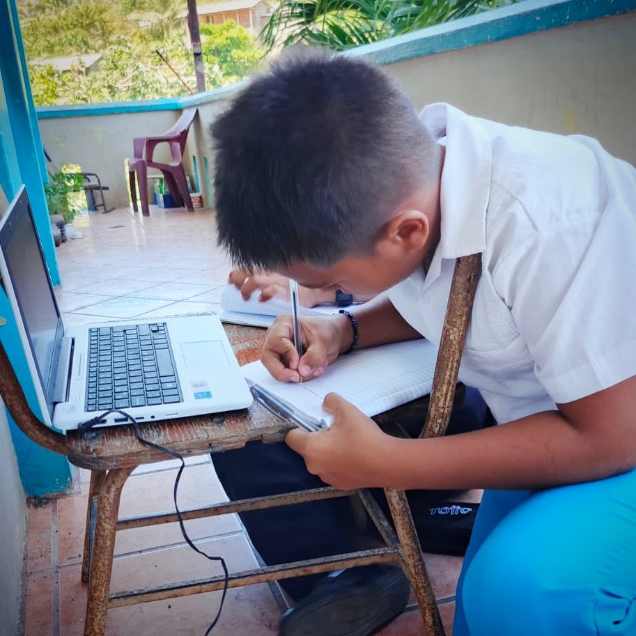 La tecnología abre ventanas al futuro 🌍✨
En OLPC unimos sector público + privado para llevar programas sostenibles y medibles que transforman la educación.

La integración de la tecnología y educación puede cambiar la realidad de una comunidad.