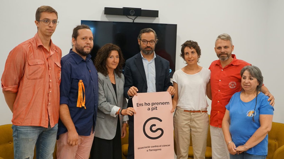 Aquest matí hem assistit a la presentació de la campanya 'Pilars solidaris', de l'Associació Contra el Càncer a Tarragona. 

Un plaer formar-ne part!

#castells #collavella