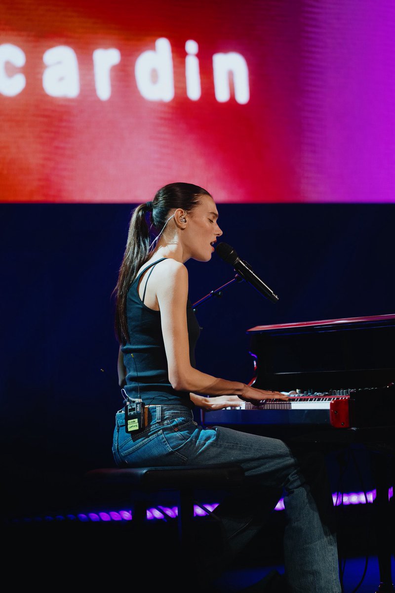 Hier j’ai eu le plaisir de photographier <a href="/Charlottecardin/">charlotte cardin.</a> sur la scène du Trianon à Paris ✨