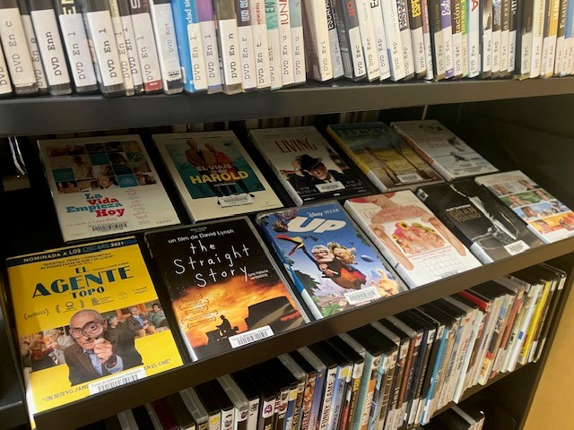 Avui 1 d'octubre es el Dia Internacional de les Persones Grans. Proclamat per l'Assemblea General de les Nacions Unides el1990 amb l'objectiu de reconèixer el seu paper fonamental en la societat i promoure els seus drets i benestar. A la biblio una selecció cinema relacionada🎞️