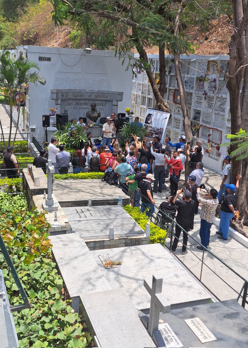 ¡Qué viva el cumpleañero! 🥳 el gran Hugo Idrovo homenajeando al Ruiseñor de América, don Julio Jaramillo.