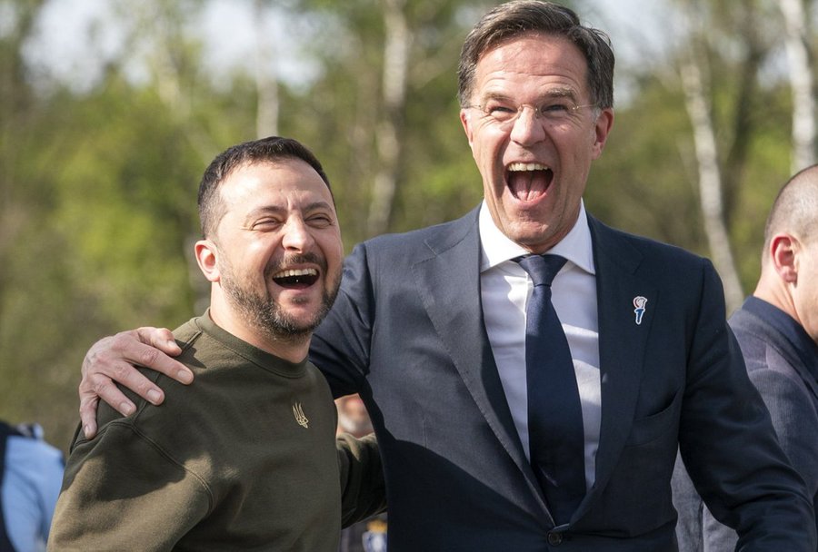 DietHeartNews's tweet image. Kallas sports a 2-digit IQ. Rutte, Starmer and von der Leyen have made a virtue of not having any. Macron is only the noise he makes. To see them bestride Europe like aspiring colossi is to be reminded of Napoleon’s observation that, “In politics stupidity is not a handicap.”