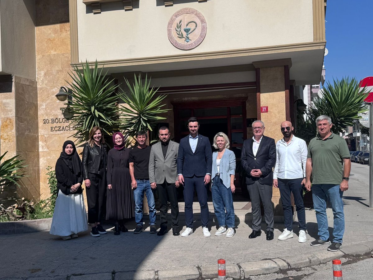 Sakarya ticaret ve sanayi odamız,sağlık- temizlik- kozmetikten oluşan 15.meslek komitemizce yeni seçilen Sakarya Eczacılar odası başkanı Sayın Alper ALPAY ve Yönetimine hayırlı olsun ziyareti gerçekleştirdik,Başkanımız ve yönetimine yeni dönemlerinde başarılar dileriz..!