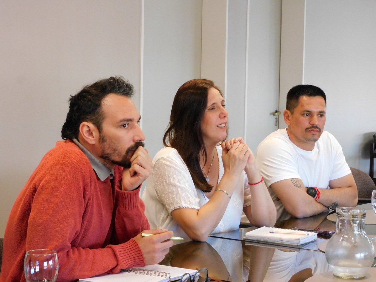 Nos reunimos junto a <a href="/TinchoEGonzalez/">Martín González</a>, <a href="/charlsgwhite/">Charls</a> y <a href="/marinafemenia/">Marina  Femenía</a> con representantes del Colegio Farmacéutico de Mendoza.
Nos transmitieron la difícil realidad que atraviesan: farmacias locales que cierran, una caída del 30% en la venta de medicamentos y jubilados y jubiladas