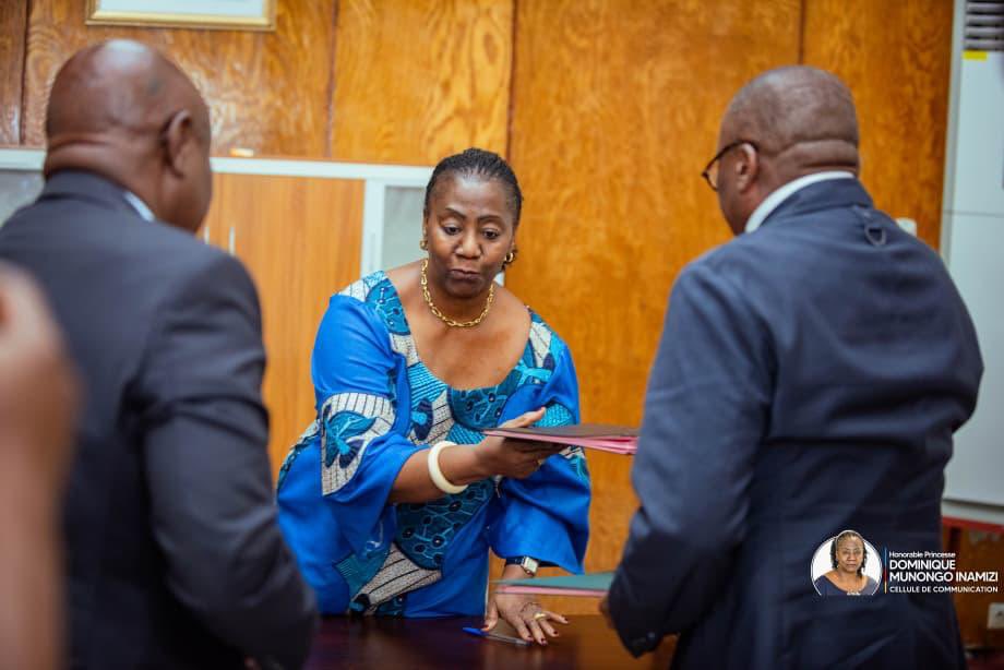Cérémonie de remise reprise, ce mercredi 1er Octobre 2025, entre la Rapporteur adjoint sortant,  la princesse Dominique MUNONGO INAMIZI et le Rapporteur de l'Assemblée nationale, le professeur Jacques Djoli. <a href="/jacdjo1/">Jacques Djoli</a> <a href="/Inamizi2/">Dominique MUNONGO INAMIZI'</a>