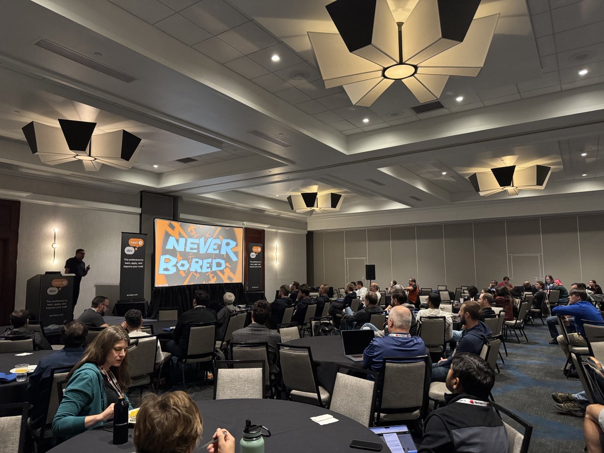 dev2next's tweet image. Every developer starts by learning. The real growth happens when you start sharing. 🚀
At #dev2next, @bjschrijver's keynote showed how this simple cycle transformed his career — and how it can transform yours too.
📸 Photos from the session below!