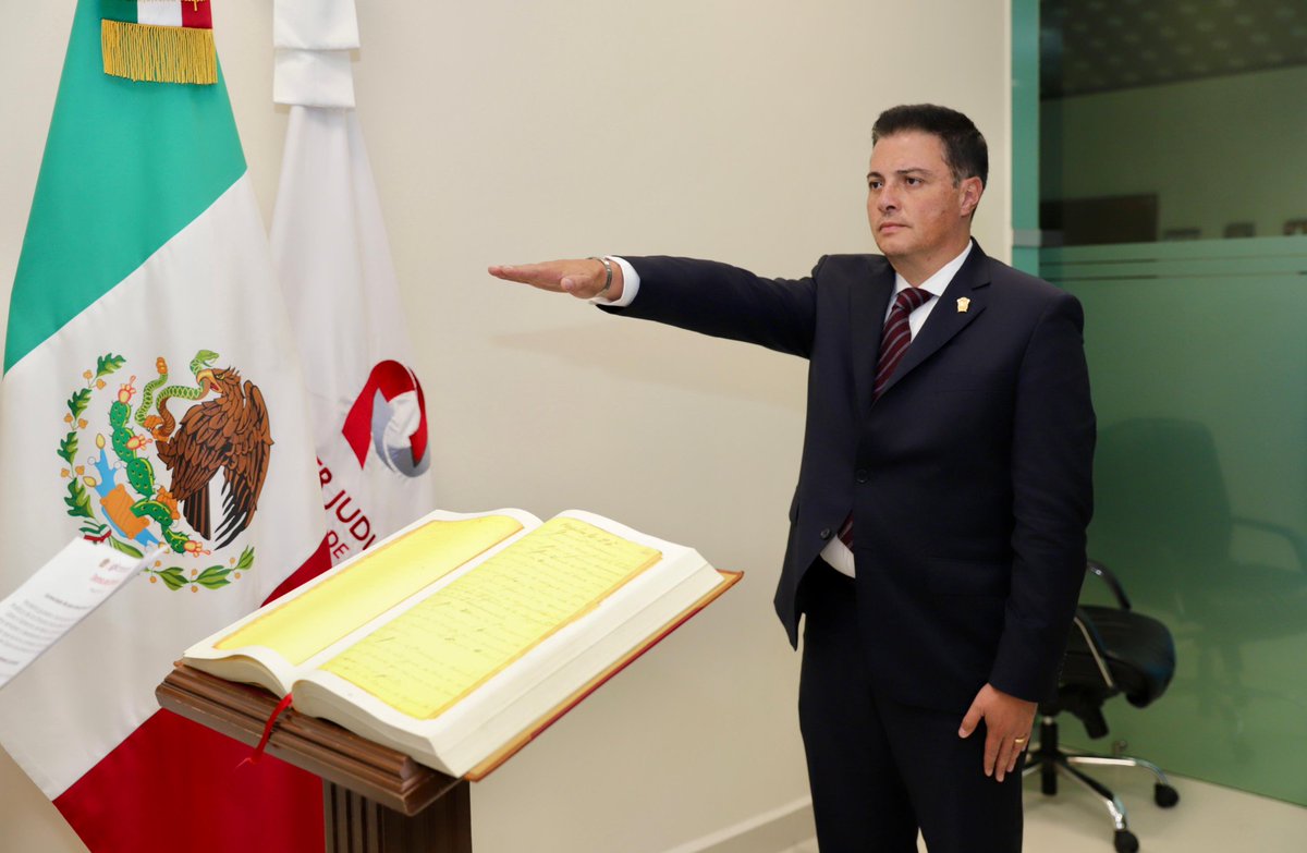 PJEdomex's tweet photo. #Comunicado📄
Fernando Díaz Juárez encabezará el Órgano de Administración Judicial del PJEdomex

🔲Con el respaldo unánime de sus integrantes, desempeñará el cargo durante los próximos dos años.

En cumplimiento a la Ley Orgánica del Poder Judicial del Estado de México y por decisión unánime de sus integrantes, el Magistrado Fernando Díaz Juárez presidirá el Órgano de Administración Judicial para el periodo 2025-2027.

Conoce más información ⬇️ ⬇️ 
https://t.co/Fv97QevCxS