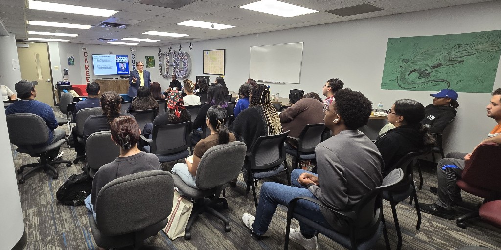 UhdLife's tweet photo. UHD Peer Navigators joined Dr. Dan to discuss student life, mentorship, and their essential role in supporting fellow Gators. Peer mentoring truly impacts our campus! #DonutswithDrDan #PeerMentoring #StudentSuccess #MentorshipMatters https://t.co/8OGuw53api