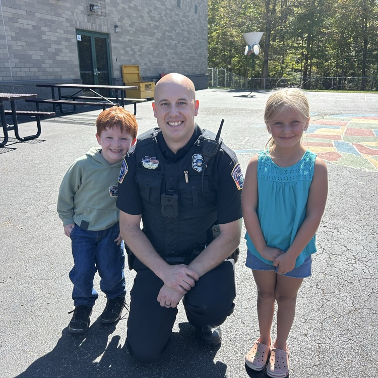 LocustCorner's tweet photo. Two Kindergarten students were picked to have lunch with Officer Chesney today because they have worked so hard in the classroom and are always kind! https://t.co/Gr1ApIVceO