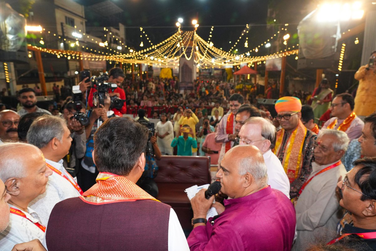 || भवानी माता की जय || 🙏🚩

आज क्वेटा कॉलनी, लकडगंज, नागपूर येथील श्री नवरात्र महोत्सव मंडल येथे भेट देऊन देवीमातेच्या चरणी नतमस्तक होत आरती केली. याप्रसंगी देवीमातेकडे संपूर्ण महाराष्ट्राच्या कल्याणासाठी प्रार्थना केली.

०१-१०-२०२५📍नागपूर.

#Maharashtra #Nagpur #Navratri2025