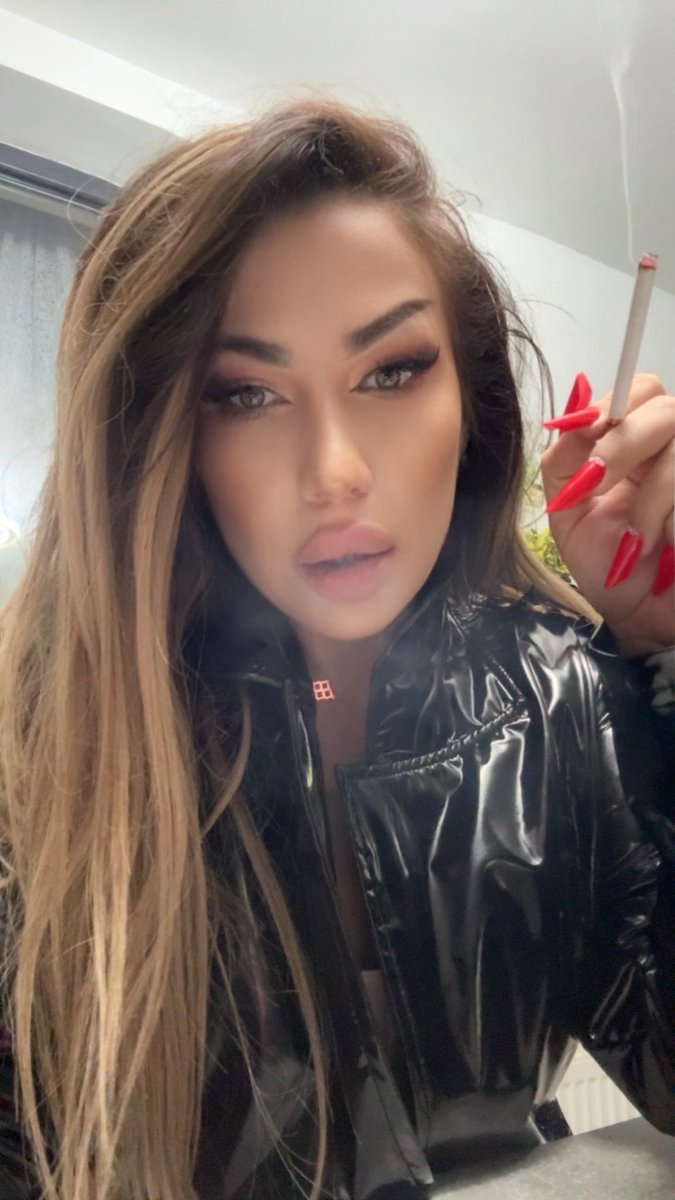 g_queenv's tweet photo. Smoke, obey and pay….feel me with every smoke you inhale..deeper and deeper… https://t.co/6S3XN7T8uj
