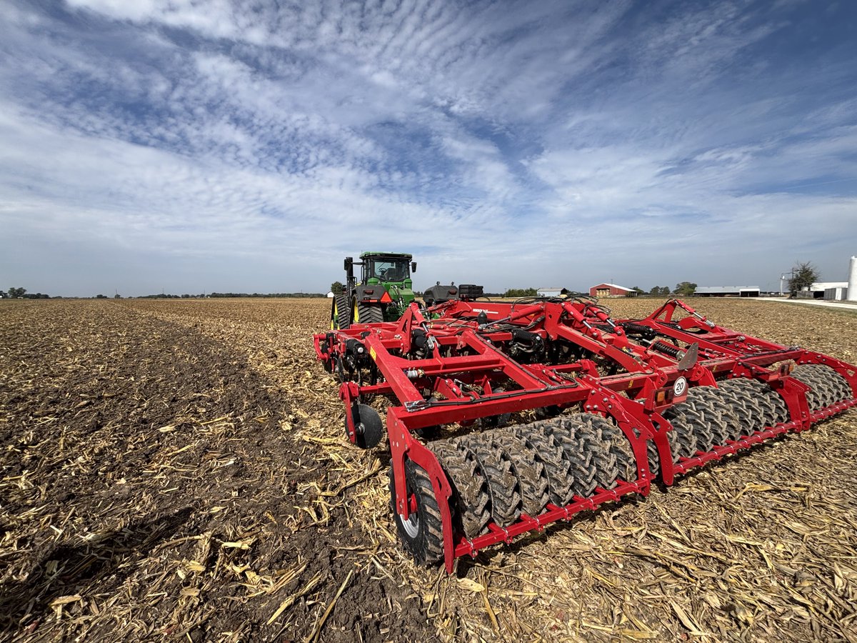 Tiger 8MT incorporating 270bu corn residue here In Missouri! #Horsch #TigerMT