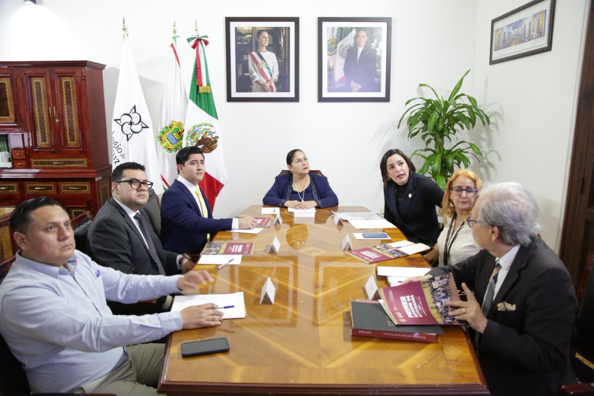 SEducacionVer's tweet photo. 📚 En la Primera Sesión Ordinaria de la Junta de Gobierno del Colegio de Veracruz quedó patente el compromiso de las autoridades educativas por mantener la excelencia académica ⭐ que distingue a esta casa de estudios.

#PorAmorAVeracruz ❤️✨ https://t.co/3v6Yz21cOB