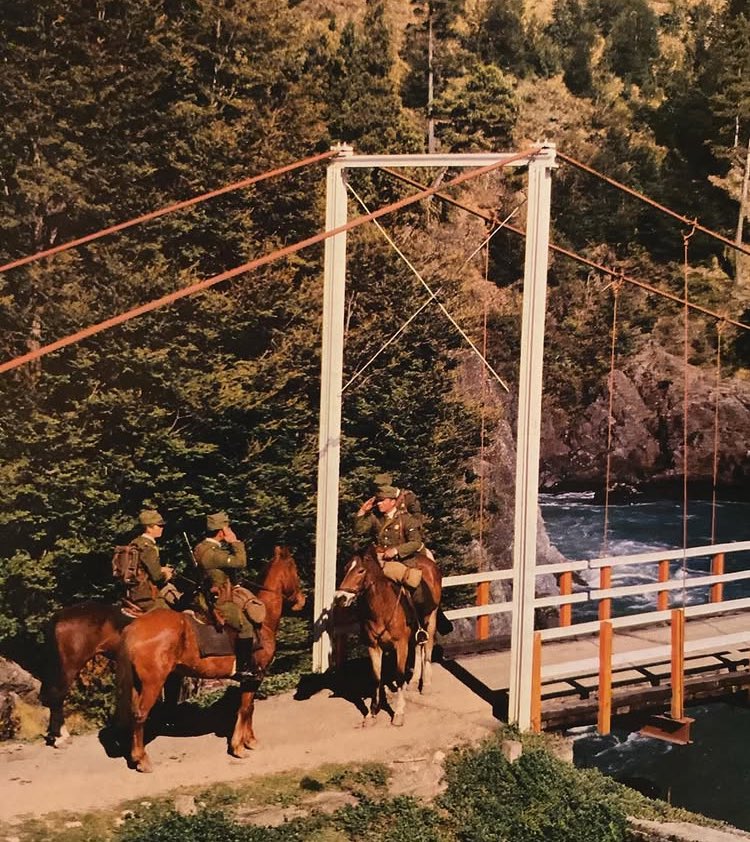 🇨🇱| “¡Sin novedad el cambio de guardia!”. Carabineros de Futaleufu, realizando la tradicional “entrevista” entre dos unidades.