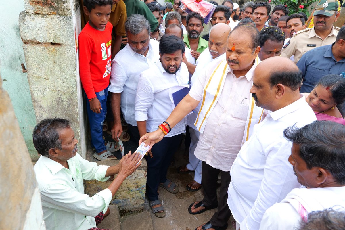 KLNTDP's tweet photo. దేశంలోనే అతి పెద్ద సంక్షేమ కార్యక్రమం "ఎన్టీఆర్ భరోసా పెన్షన్ స్కీం".

నకరికల్లు గ్రామం ఏస్సి కాలనీ నందు ఎన్టీఆర్ భరోసా పెన్షన్ పంపిణి కార్యక్రమంలో పాల్గొని పింఛన్లు పంపీణీ చేయడం జరిగింది..
#Super6SuperHit
#PensionPandugaInAP
#NTRBharosaPension
#IdhiManchiPrabhutvam #ChandrababuNaidu
#AndhraPradesh