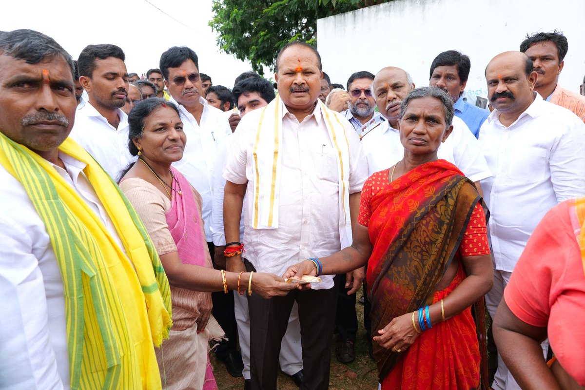 KLNTDP's tweet photo. దేశంలోనే అతి పెద్ద సంక్షేమ కార్యక్రమం "ఎన్టీఆర్ భరోసా పెన్షన్ స్కీం".

నకరికల్లు గ్రామం ఏస్సి కాలనీ నందు ఎన్టీఆర్ భరోసా పెన్షన్ పంపిణి కార్యక్రమంలో పాల్గొని పింఛన్లు పంపీణీ చేయడం జరిగింది..
#Super6SuperHit
#PensionPandugaInAP
#NTRBharosaPension
#IdhiManchiPrabhutvam #ChandrababuNaidu
#AndhraPradesh