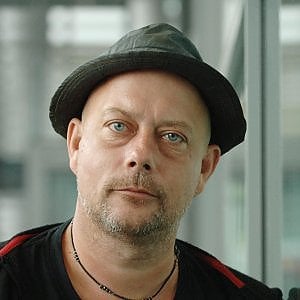 “Martyn Pig”, noir d’esordio del grande autore #KevinBrooks, (<a href="/giralangolo/">Giralangolo</a>) conserva inalterato il suo fascino a molti anni dalla sua prima uscita catturando il lettore in un crescendo di tensione e colpi di scena. Leggi la recensione su LinfaLibri: shorturl.at/5Aph6