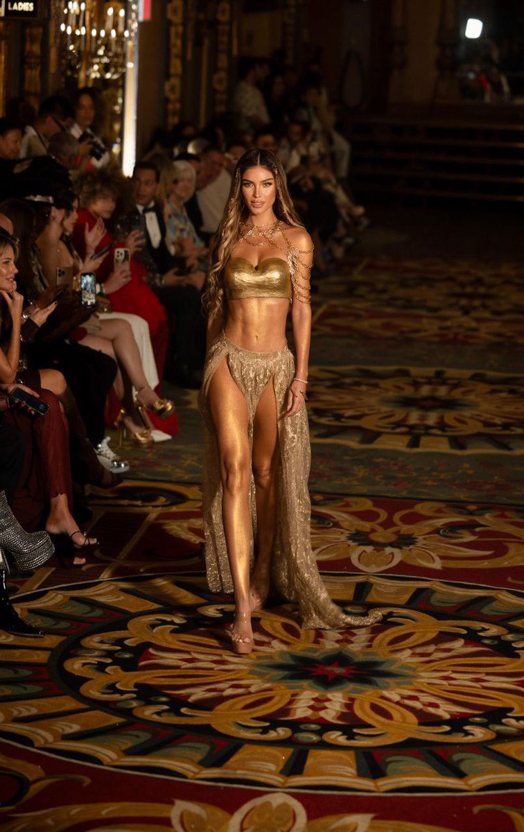 DeDama48923's tweet photo. Moda, pasión y brillo, con #Aleska en la pasarela #BrilleskaenParis #FWBrilleska2025 https://t.co/Xykuzdgygs