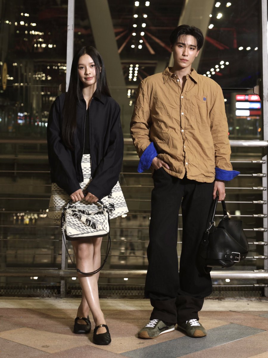 GMMTV's tweet photo. “มิ้ลค์ พรรษา” และ “จูเนียร์ ปณชัย” พร้อมออกเดินทางไปยังกรุงปารีส ประเทศฝรั่งเศส เพื่อร่วมชมโชว์เดบิวต์คอลเลกชั่นสำหรับสุภาพบุรุษและสุภาพสตรี ประจำฤดูใบไม้ผลิ–ฤดูร้อน 2026 ของ LOEWE @LoeweOfficial ภายใต้การออกแบบของ Jack McCollough และ Lazaro Hernandez ครีเอทีฟไดเรกเตอร์คนใหม่ของแบรนด์ โดยงานจะจัดแสดงในวันที่ 3 ตุลาคมนี้ แฟน ๆ รอติดตามกันได้เลยนะคะ

#LOEWE
#LOEWESS26
#LOEWExMilkPansa
#LOEWExJunior
#GMMTV