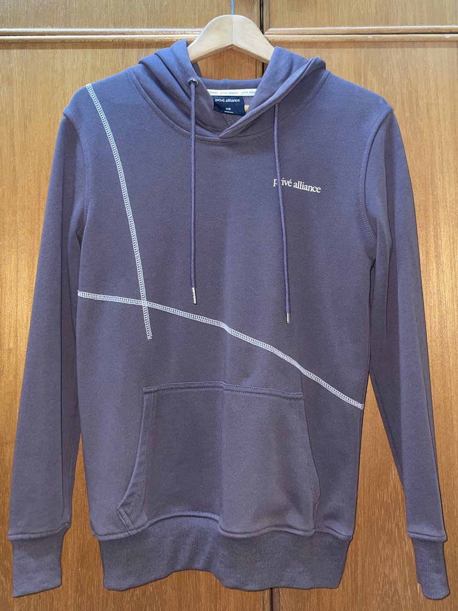 qsthyn's tweet photo. Hii, I’m letting go of a Baekhyun Privé Alliance hoodie ✨ Size XS, worn once only. Comes with the original box + zipper bag from Privé. Complete set. If you’d like to see more details, feel free to DM me 💌 Price negotiable. #baekhyun #exo #pasarexo @pasar_EXO https://t.co/UIbR81Ma3Z