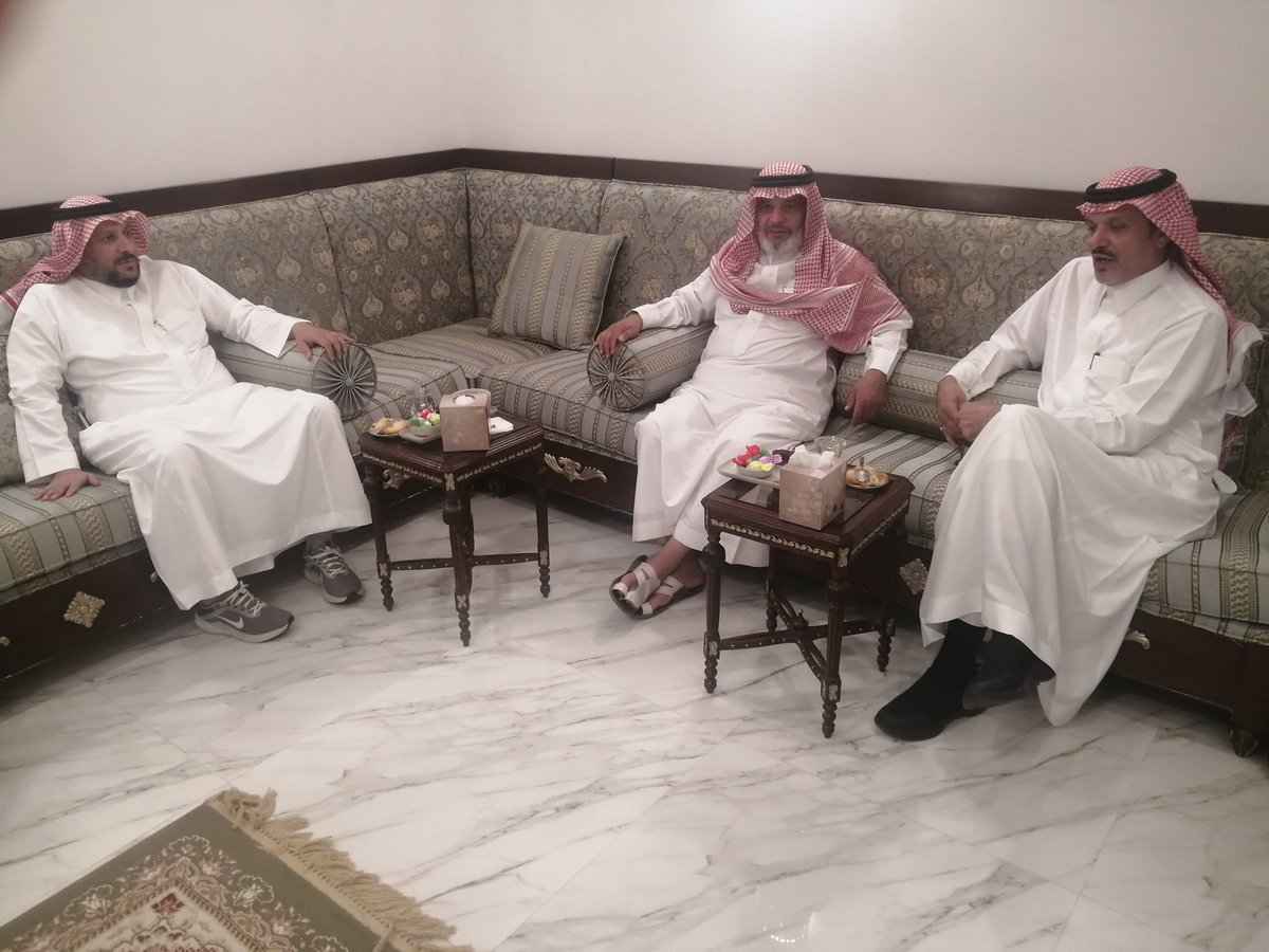 ltars's tweet image. قام رئيس الجمعيةالاستاذطارق العمربزيارة الى رئيس مركزالعطار الأستاذ عبدالمجيد السيف وتم خلال الزيارة تقديم تقريرالجمعية السنوي ودرعاً تذكارياً وذلك نظيرجهوده وتعاونه مع الجمعية في جميع اعمالها وانشطتها مما كان له الاثر الايجابي في تحقيق اهداف الجمعية متمنين له التوفيق والسداد