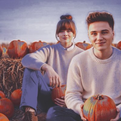 WeeverSchu's tweet image. Picking pumpkins 🎃 almost Halloween 👻 @AgnesEcclestonx 🥰
