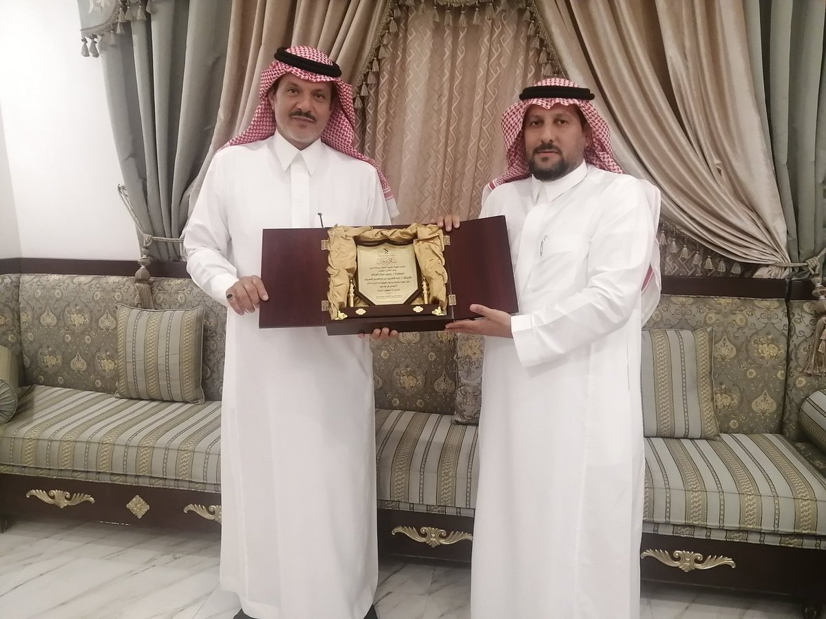 ltars's tweet image. قام رئيس الجمعيةالاستاذطارق العمربزيارة الى رئيس مركزالعطار الأستاذ عبدالمجيد السيف وتم خلال الزيارة تقديم تقريرالجمعية السنوي ودرعاً تذكارياً وذلك نظيرجهوده وتعاونه مع الجمعية في جميع اعمالها وانشطتها مما كان له الاثر الايجابي في تحقيق اهداف الجمعية متمنين له التوفيق والسداد