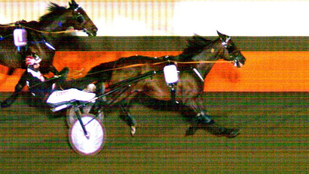 L8: Siivous-10 lähdön voitti Colibri Jet joka toi ohjasta Mika Forssille illan kolmannen voiton. Inka Stable Kirkkonummelta omistaa Dimitri Hedmanin valmennettavan. Kasvattaja on Az. Agr. Toniatti Giacometti S.S. ja  Laura Sipilä hoitaa, kovasti onnea taustajoukoille #ravit