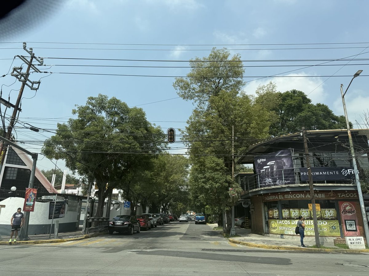 PabloRdzBec's tweet photo. Buen día ⁦@GobNau⁩ Vecinos JardinesSanMateo solicitamos inmediata reparación semáforo ya que pone riesgo a peatones Gracias ⁦@isaacsolar⁩ https://t.co/wuBOO2bUbp