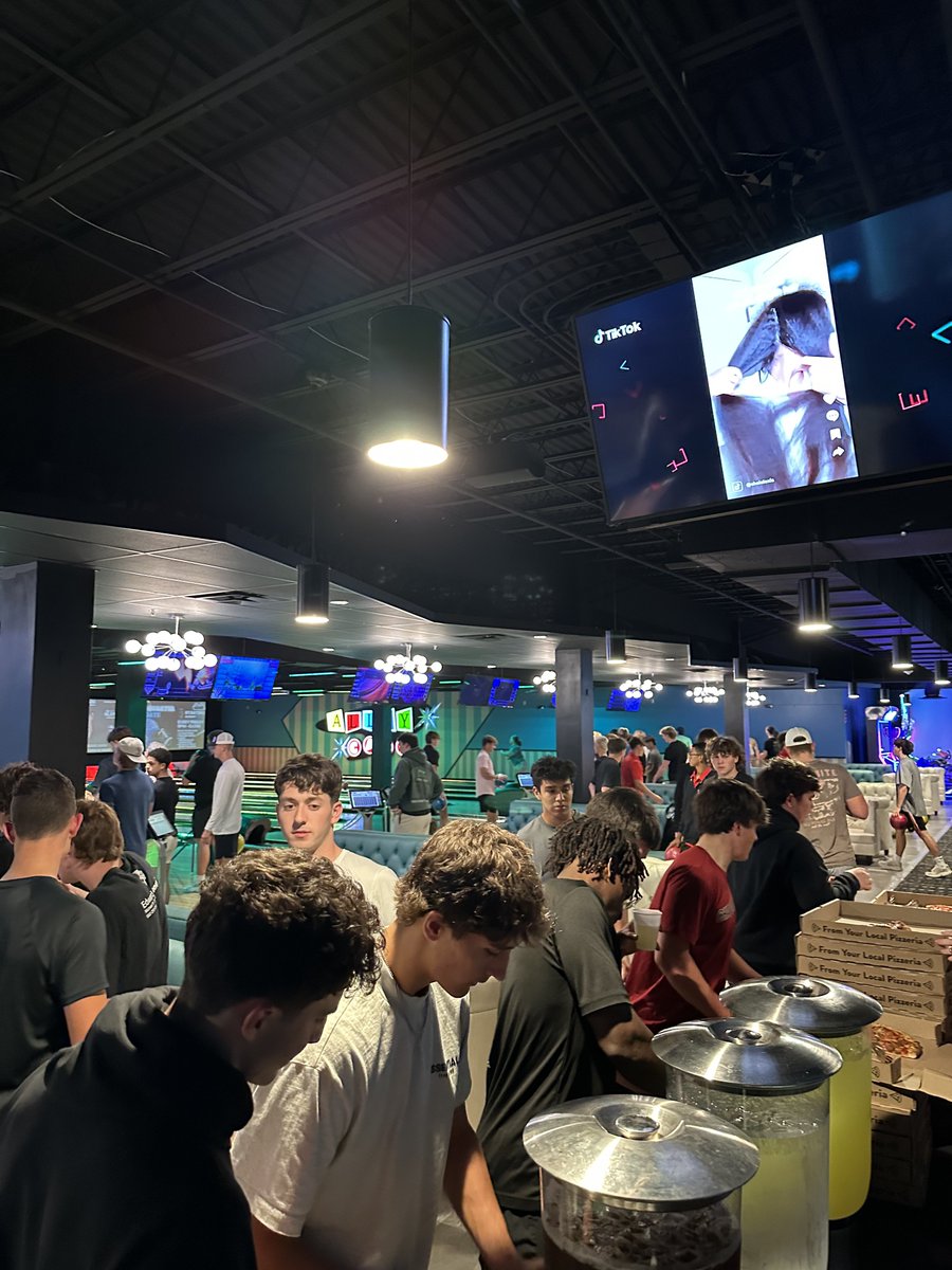 FWC_CardinalFB's tweet image. Pizza and bowling on the BYE week!🍕🎳

#EYS #DeepWater