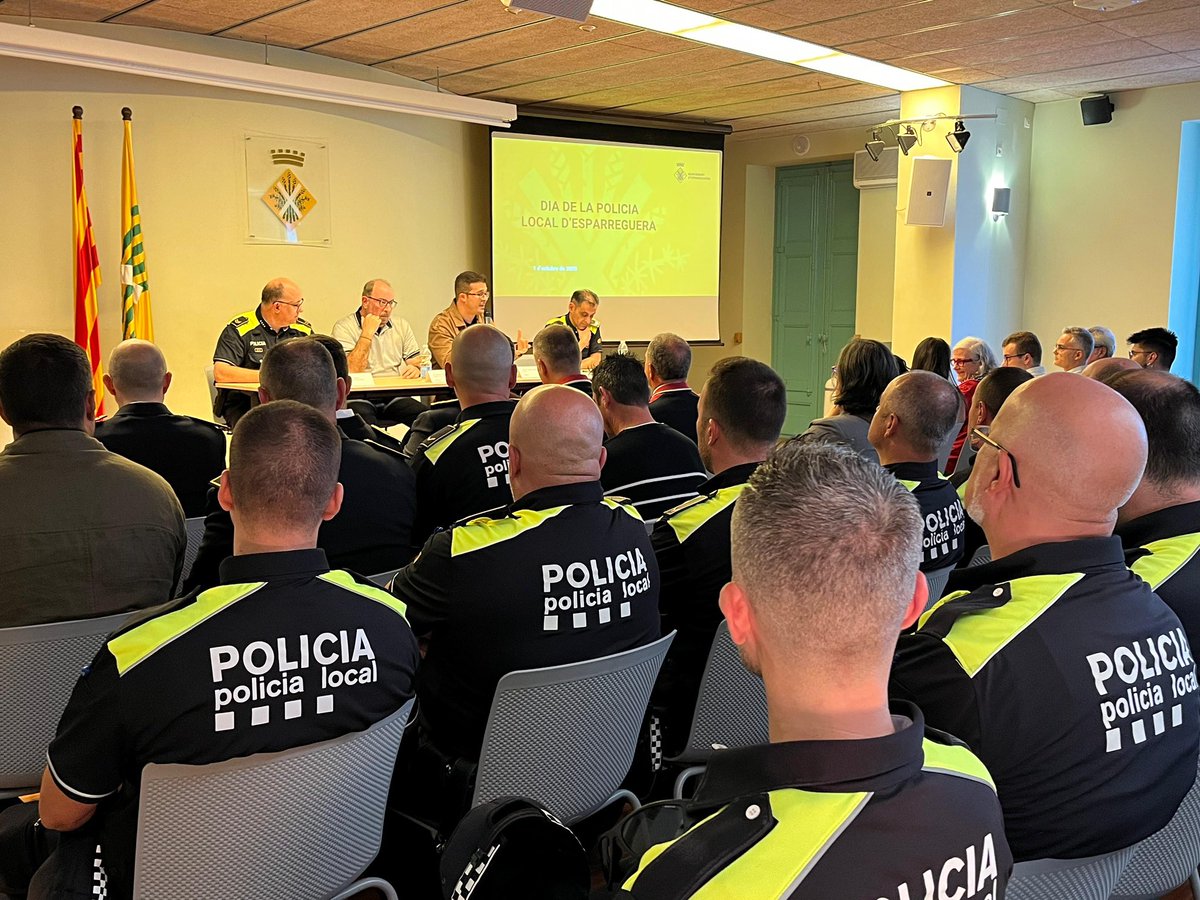 👮‍♂️ La #PoliciaLocal d'#Esparreguera ha celebrat la seva Diada amb un acte institucional aquesta tarda a Can Pasqual, on s'ha fet un reconeixement de les actuacions més rellevants de l'últim any i s'ha posat en valor el servei públic prestat i els bons resultats obtinguts