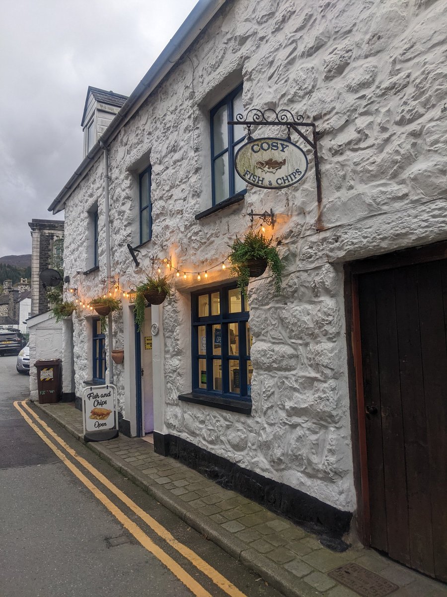 AdvisorChip's tweet photo. Cosy Takeaway, Meyrick st, Dolgellau. Cod and chips. Spot on! https://t.co/EPj1vKOnxZ