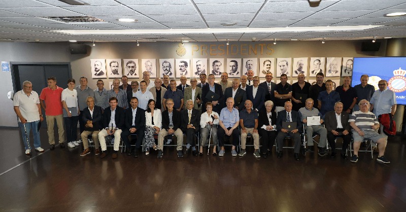 RCDEspanyol's tweet photo. 𝐔𝐧 𝐚𝐦𝐨𝐫 𝐢𝐧𝐝𝐞𝐬𝐭𝐫𝐮𝐜𝐭𝐢𝐛𝐥𝐞
Els pericos que han complert 50 i 75 anys com a socis #RCDE han rebut avui la seva insígnia i diploma a l’@rcde_stadium. Gràcies per la vostra fidelitat 💙