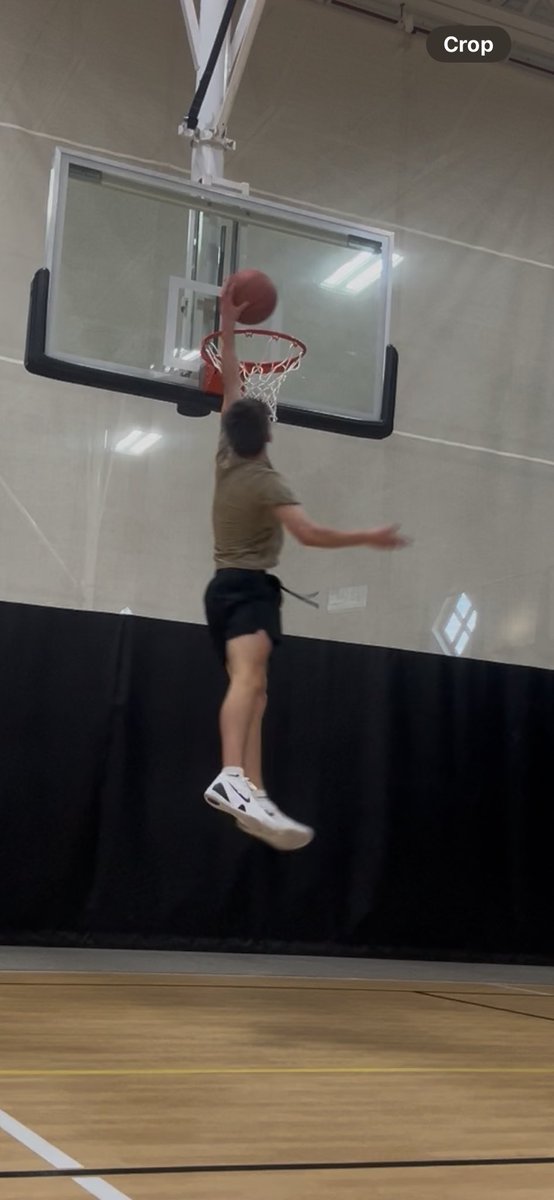 dbraker101's tweet photo. 2027 Western Dubuque point guard Grey Knepper @GreyKnepper throwing down his first dunk as he gets ready to lead the Bobcats this season along with @Lincolnhickie35

@PrepHoopsIA @AcademyDubuque @iowapreps @hoops https://t.co/y5de5m91ey