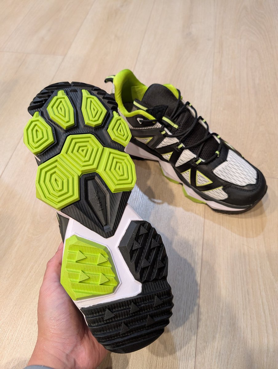 忍不住還是買了！獸爪鞋鞋 😻