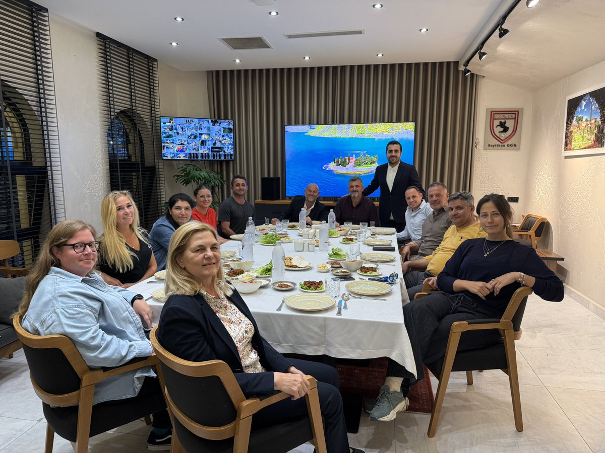 “Uluslararası Samsun Open WTA 125 Tenis Turnuvası için Şehrimizde bulunan Hakem ekibi ve Kıymetli Hocalarımız Seracettin Turan beyefendi ,Cemre Anıl hanımefendi misafirimiz oldular ayaklarına sağlık..  #opensamsun