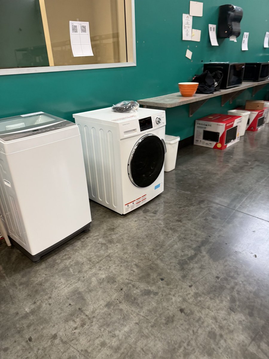 Jacintaz3's tweet photo. Enjoyed checking out the products at the #CurtisInternational Kitchen Upgrade Party with @Tryazon My favorite was the @Frigidaire retro refrigerator in green! #kitchenappliances https://t.co/swhW9s3X0H