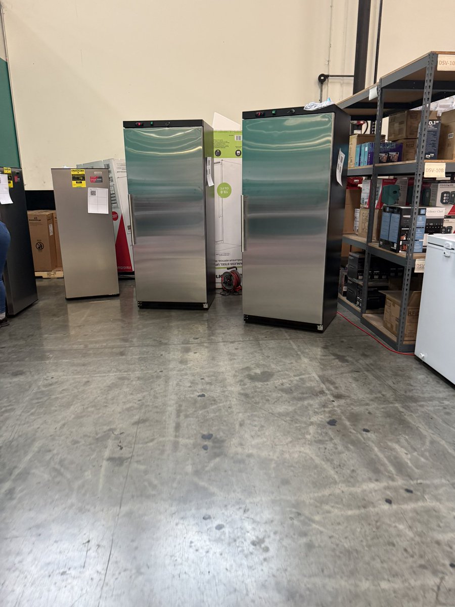 Jacintaz3's tweet photo. Enjoyed checking out the products at the #CurtisInternational Kitchen Upgrade Party with @Tryazon My favorite was the @Frigidaire retro refrigerator in green! #kitchenappliances https://t.co/swhW9s3X0H