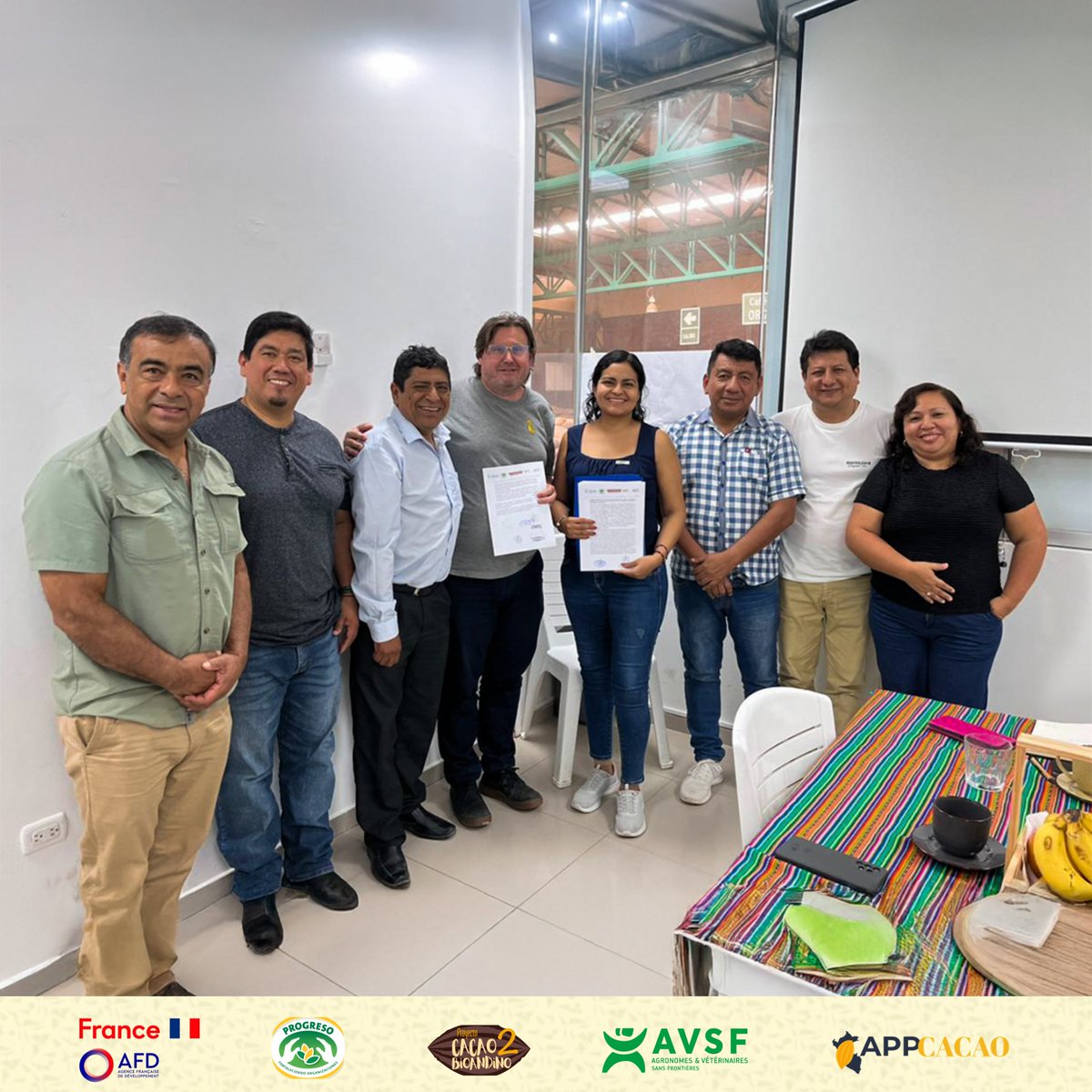 PROGRESO3's tweet image. Firma de convenio entre @ethiquable_de , PROGRESO y APPCACAO , con la participación del Sello Pequeño Productor – SPP, con el propósito de fortalecer la producción y comercialización del cacao fino de aroma.
Proyecto Cacao BioAndino2, financiado por la @AFD_es 
#ongprogreso