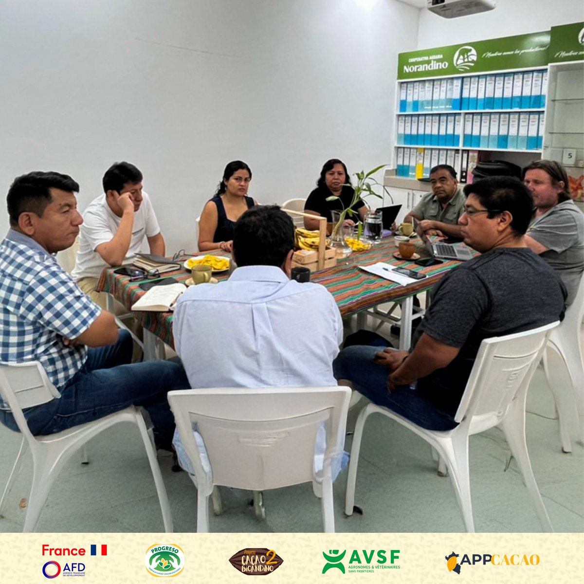 PROGRESO3's tweet image. Firma de convenio entre @ethiquable_de , PROGRESO y APPCACAO , con la participación del Sello Pequeño Productor – SPP, con el propósito de fortalecer la producción y comercialización del cacao fino de aroma.
Proyecto Cacao BioAndino2, financiado por la @AFD_es 
#ongprogreso