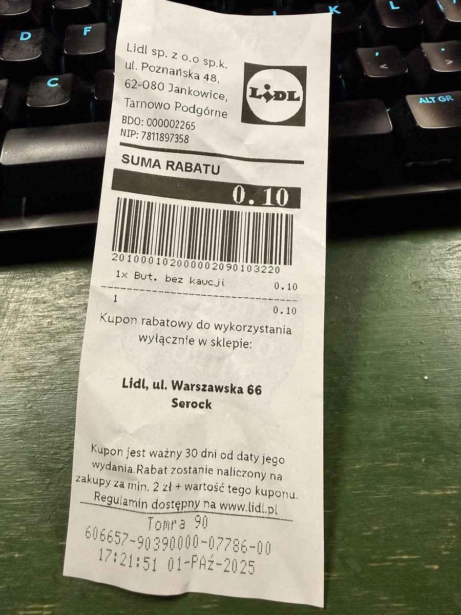 rafalhubert's tweet photo. Specjalnie dla Was wyciągnąłem dziś z moich śmieci pustą plastikową butelkę i udałem się do pobliskiego sklepu by ją zmonetyzowaċ i stać się człowiekiem bogatym w pieniądze. 

Wbrew temu co mówi pani @hennigkloska nie uzyskałem 5o groszy w gotówce. Miast tego dostałem papier wartościowy na 10 groszy z limitem czasowym. 

Czy to zgodne z prawem? :)