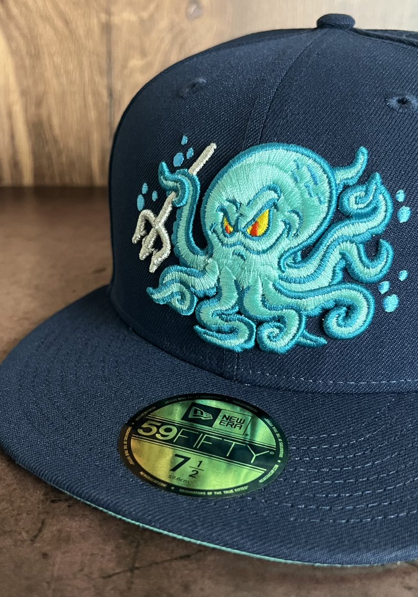 chamucos_studio's tweet photo. Marine Mence! Available now exclusively at @HatClub ! #chamucosstudio #newera #custom https://t.co/lULKbEhkTH