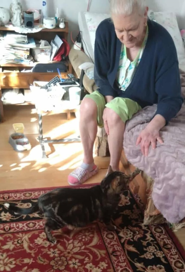 Zebraliśmy całość dla Pani Bożenki. ❤️ 
Nie będzie już drżeć z zimna, patrząc jak jej zwierzęta kulą się obok niej. 
Od jutra wchodzimy do działania - piec, opał, łóżko, jedzenie. 

Wraca ciepło, ale wraca też coś więcej, poczucie, że nie została sama. 

To dowód, że w świecie