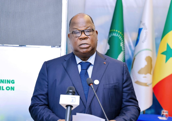 DakarDiari6's tweet image. À Dakar, lors de la 14e session de l’#AMCOW, la Côte d’Ivoire a été reconnue comme modèle de respect des engagements.

Le ministre Laurent Tchagba repart avec fierté et signe un accord GIRE avec le Sénégal.

Cap sur la Vision 2063 ! 🌍
#Eau #CIV #Sénégal #GIRE #VisionAfricaine