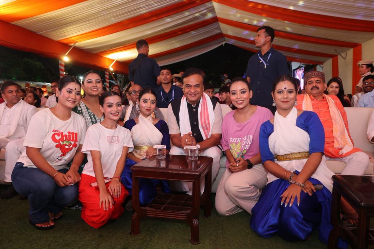With the very talented artists at Guwahati’s Bharat Mata Puja. 

Since 2014, the Pragya Foundation organises this brilliant program that celebrates the timeless glory of Maa Bharati.