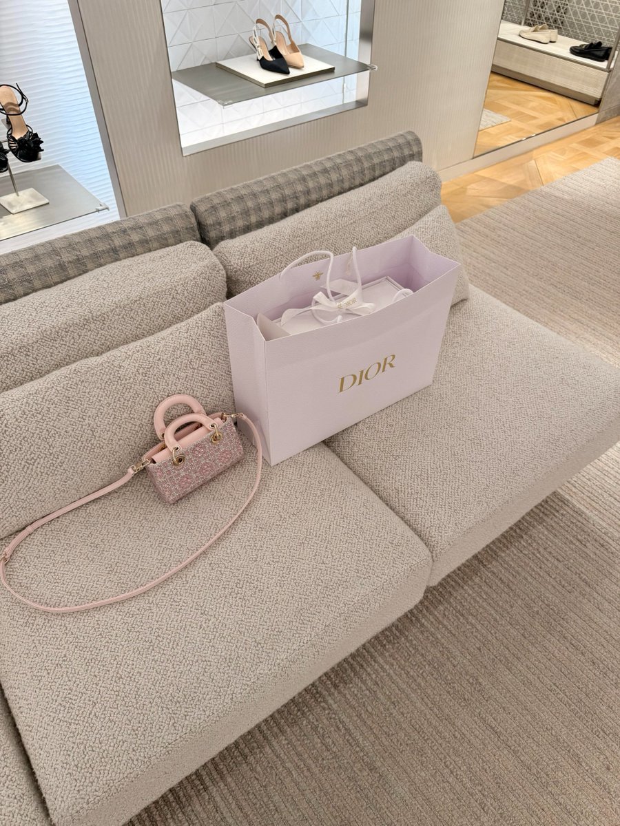 I bought the last one in the country! What a coincidence!!! I was planning to go in for a walk, but as soon as I walked in, I saw it. My sister told me there were only five in the country, so I bought it without hesitation~ The older I get, the more I like pink. It's so sweet.