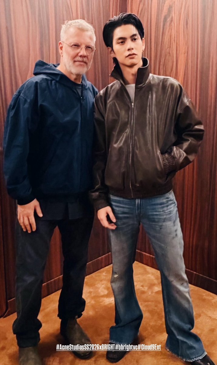 whitebinbw's tweet photo. กรี๊ดดดดดดดดดดด น้องไบร์ทกับคุณ Jonny Johansson ( Creative director @acnestudios ) 🤩😍👍🏻

BRIGHT WITH ACNE STUDIOS 

#AcneStudiosSS2026xBRIGHT  #AcneStudios 
#bbrightvc @bbrightvc https://t.co/VvBEbGxUTA